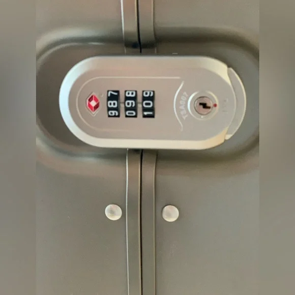 New Hybrid suitcase-trunk w/ telescopic handle, TSA locks & smooth wheel… - Picture 11 of 15